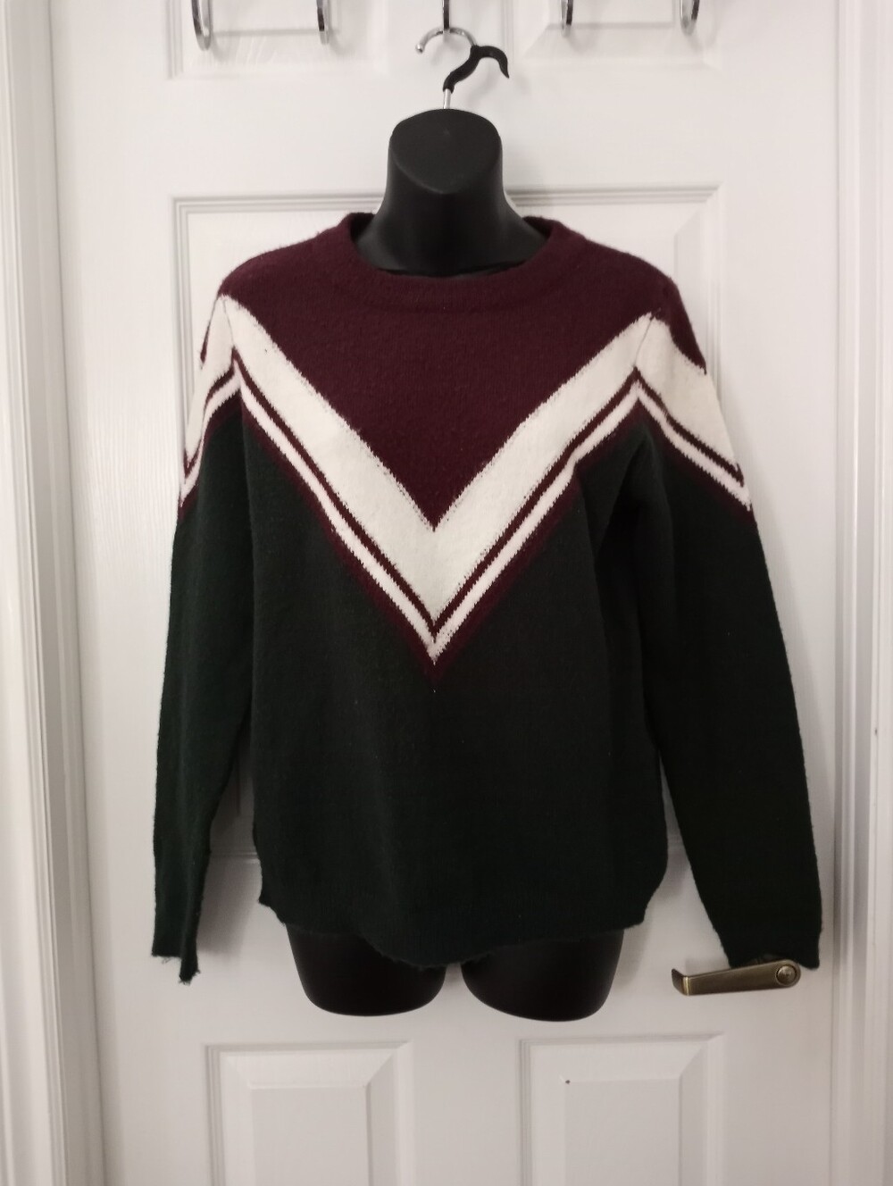 S Noisy May V‑neck Chevron Sweater in Burgundy, White, Dark Green